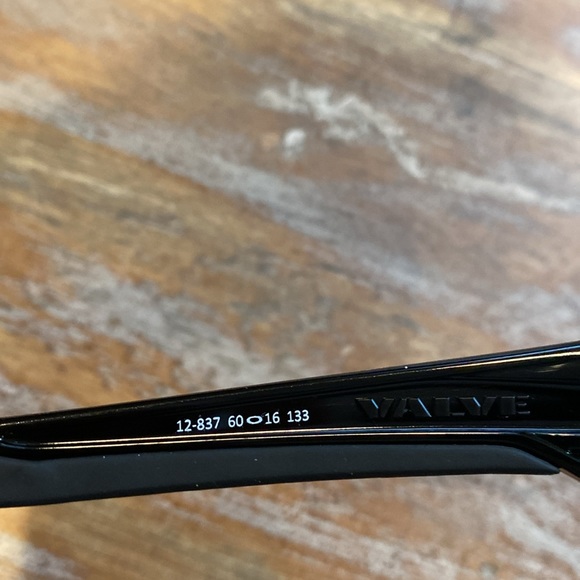 NWOT WOMENS OAKLEY POLARIZED SUNGLASSES - Picture 3 of 7